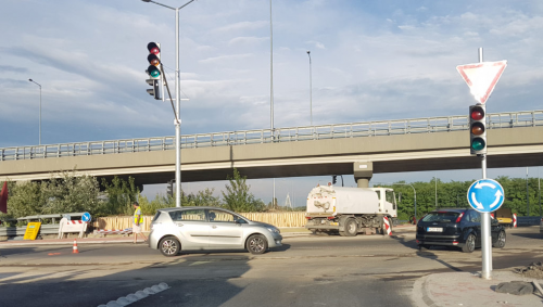 Portálbeemelés a körforgalomban